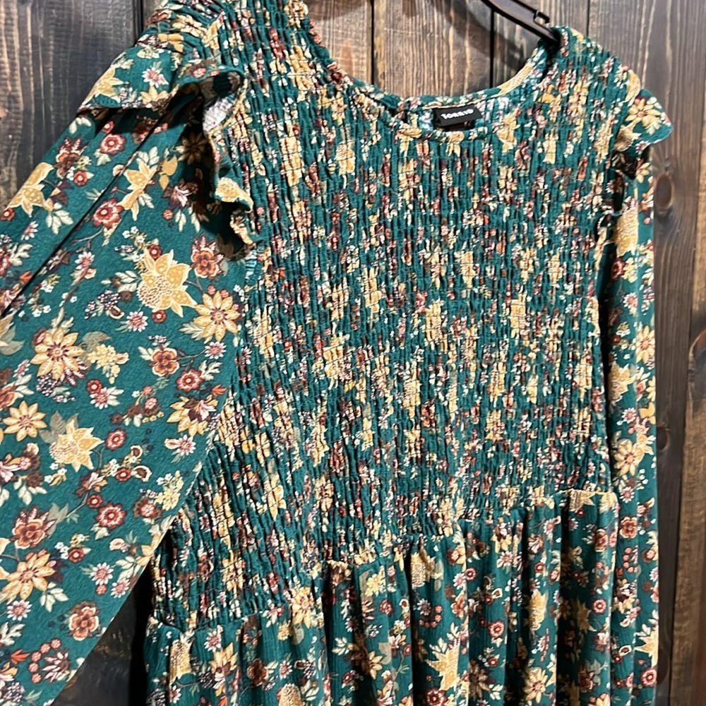 Torrid Smocked Floral Blouse 2 2X Green Long Sleeves Ruffle Shoulders Boho Flowy - Picture 2 of 13